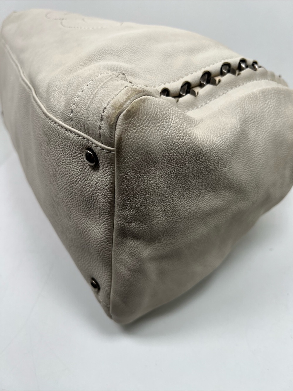 Authentic CHANEL 2005 White Caviar Modern Chain East West Leather Tote - Picture 6 of 15